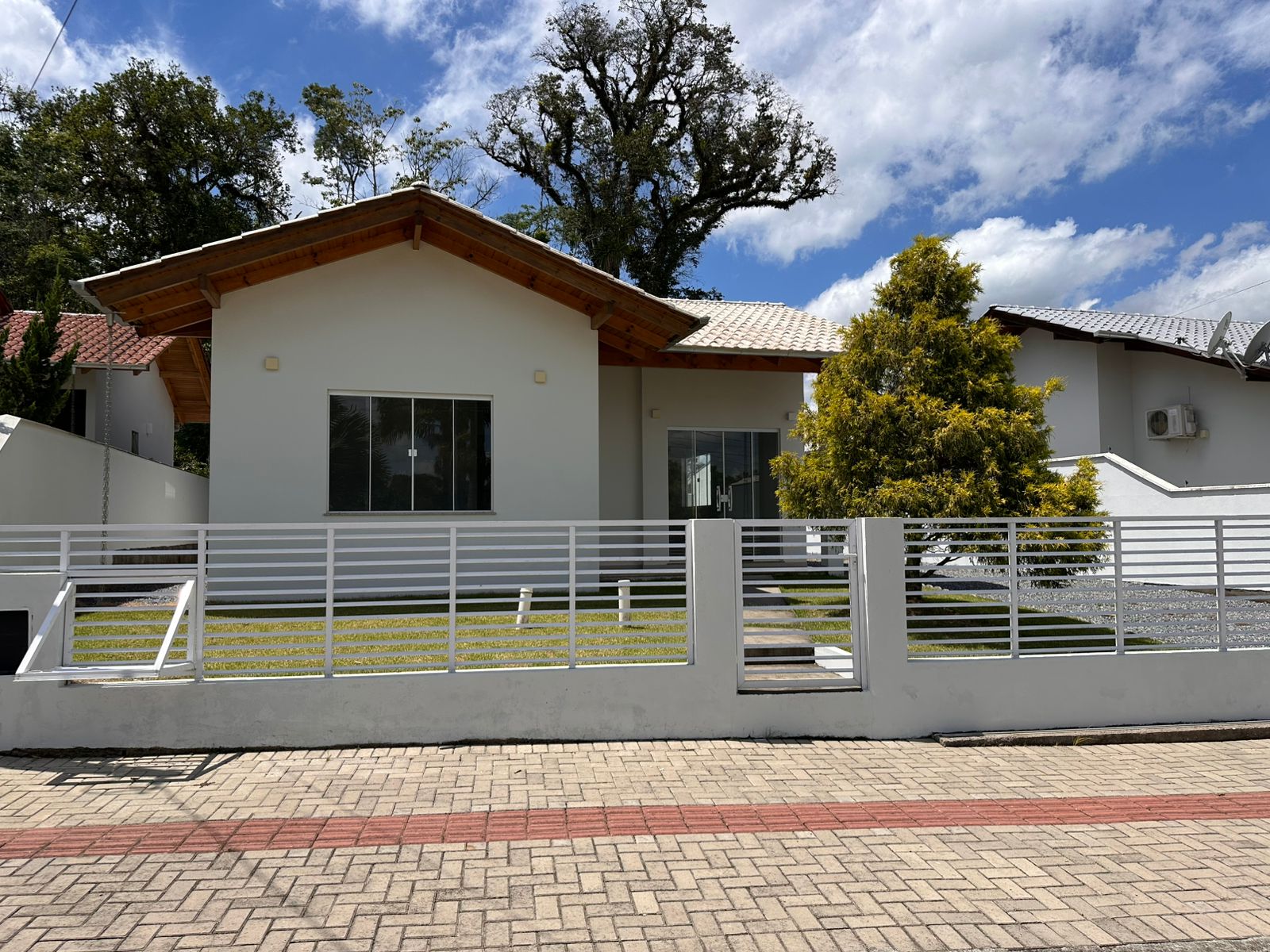 🏠 Casa para Locação: Conforto e Segurança em Imóvel Totalmente Cercado!