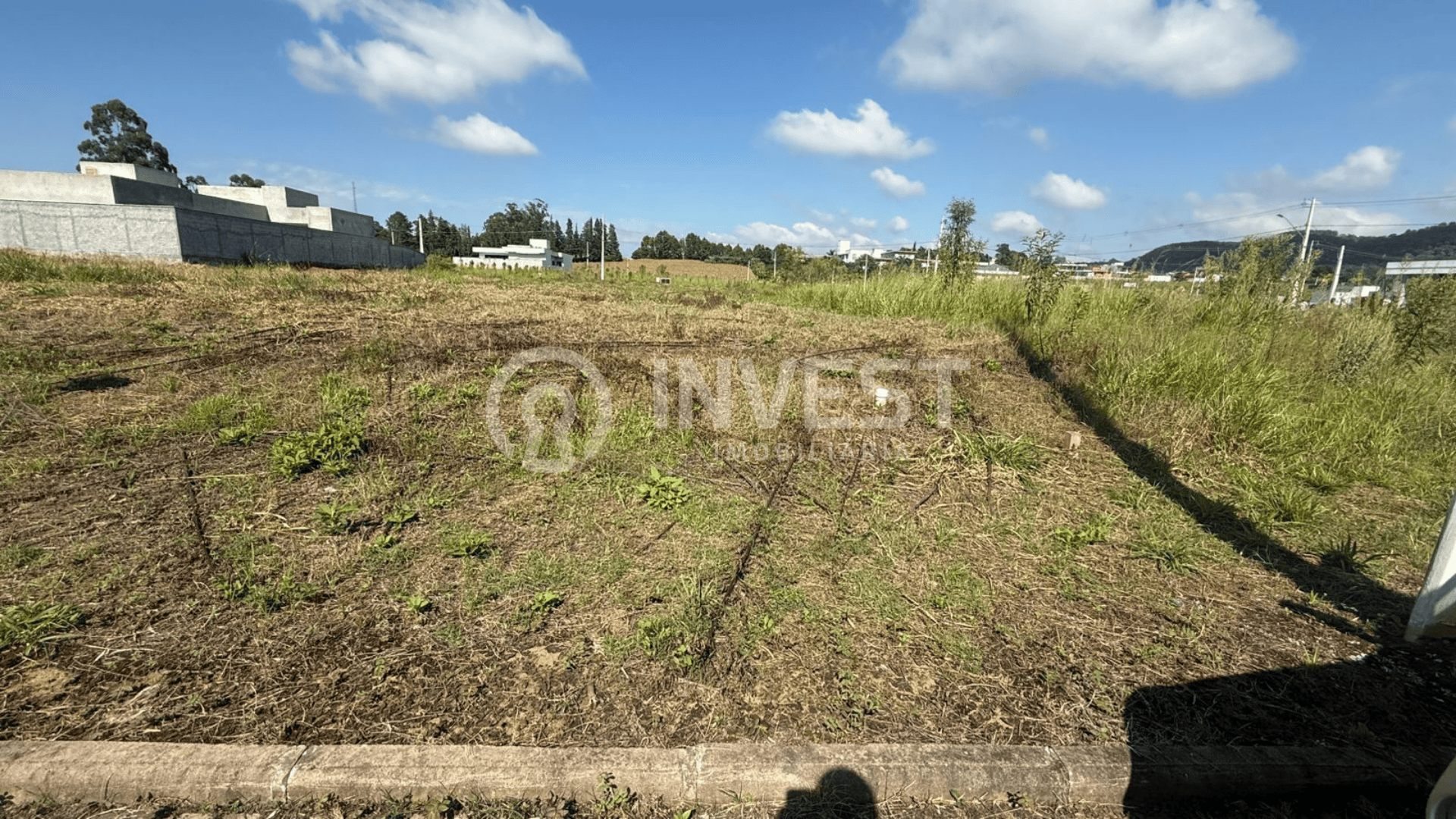 🌳 Terreno Amplo em Loteamento Exclusivo: O Endereço do seu Novo Projeto!