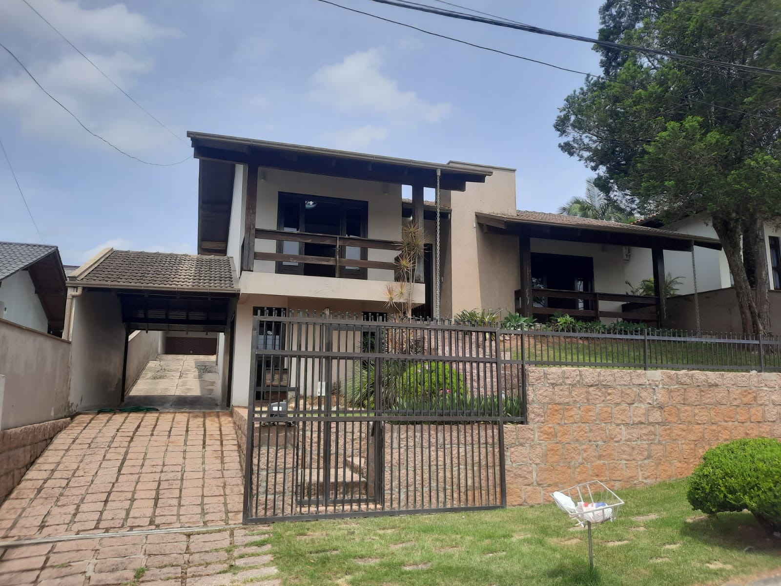 🏠 Residência Completa com Edícula: Espaço, Segurança e Lazer!