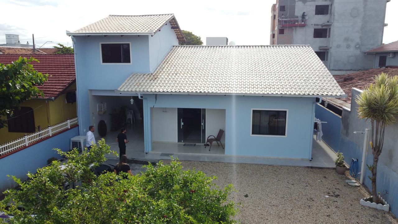 CASA AMPLA MOBILIADA - 150 METROS DA PRAIA