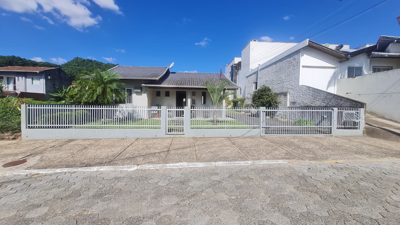 Oportunidade Imperdível! Casa Completa com Alto Potencial de Valorização